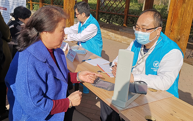 【学雷锋日】九游平台客服,九游（中国）举办“爱满京城，牵手智慧家医”志愿服务活动(图5)